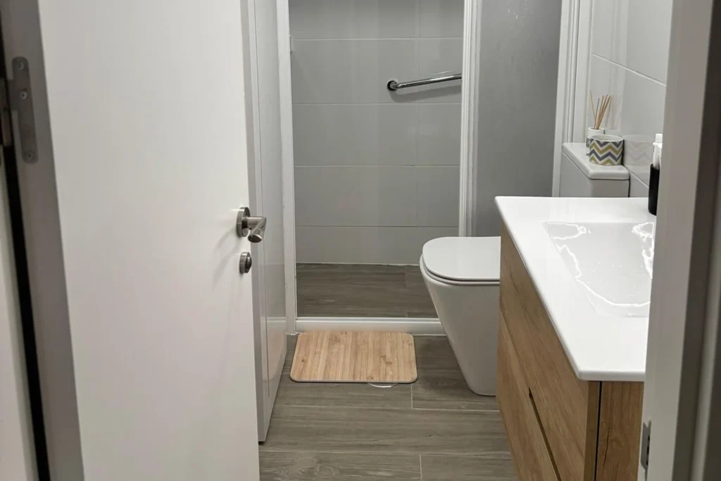 Baño reformado con mueble de madera
